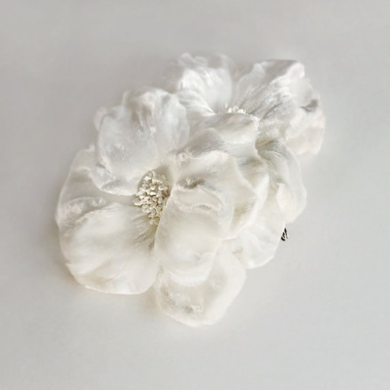 elita-white-silk-velvet-double-flower-comb-398200.jpg?v=1629613171